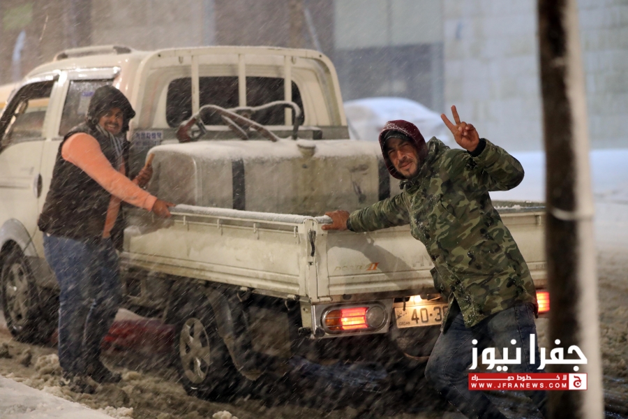 بالصور و الفيديو .. مركبات عالقة في عمان و تساقط كثيف للثلوج